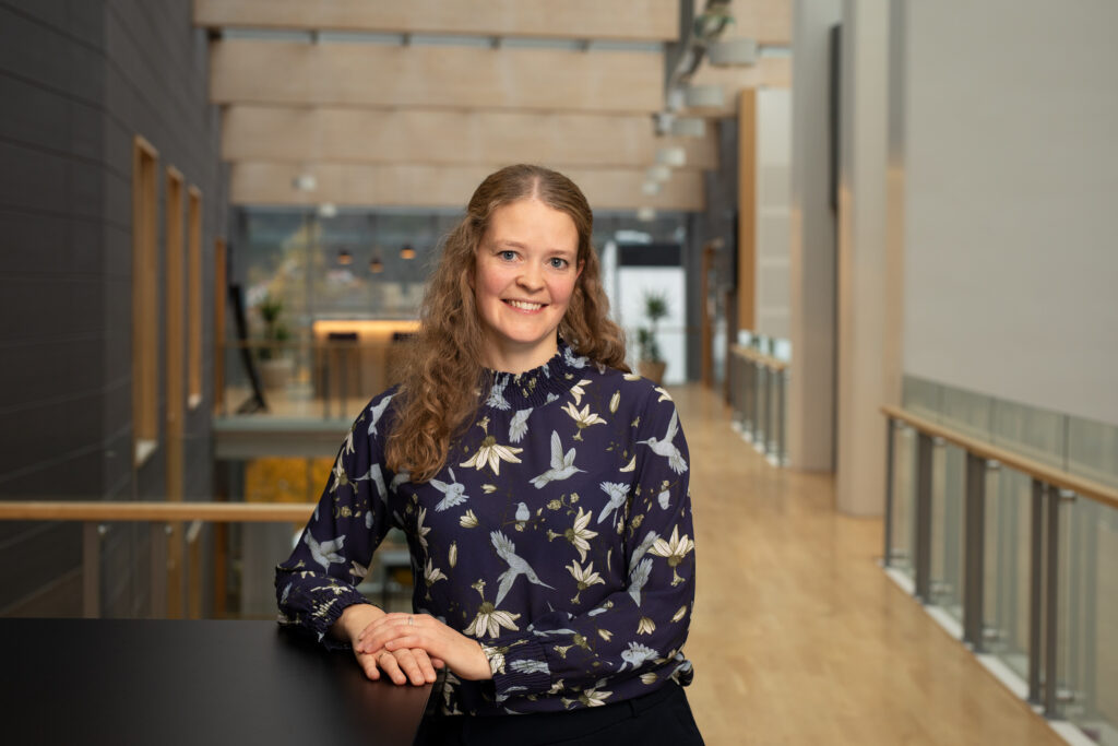 Pressebilde av seinorr&aring;dgiver i avdeling for frivillighetst&oslash;tte, Marianne Alv&aelig;ren Torset