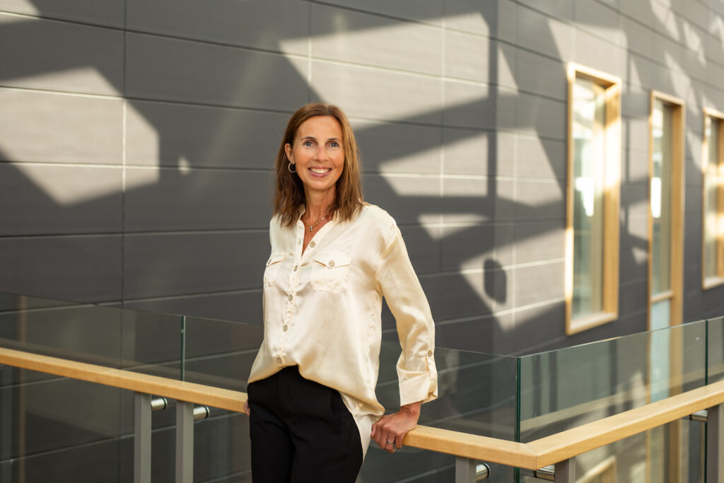 Bilde av en smilende avdelingsdirekt&oslash;r for frivillighetsst&oslash;tte i Lotteri- og stiftelsestilsynet, Marianne Skjeldestad Hove.