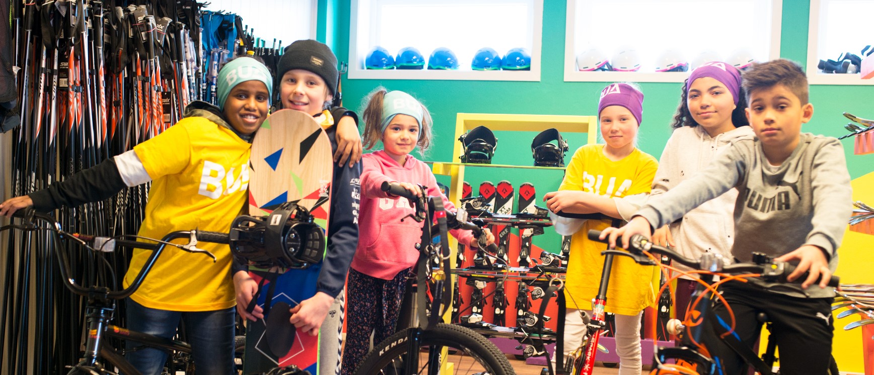 Bilde av barn med syklar inne i ein av BUA sine utl&aring;nssentralar.