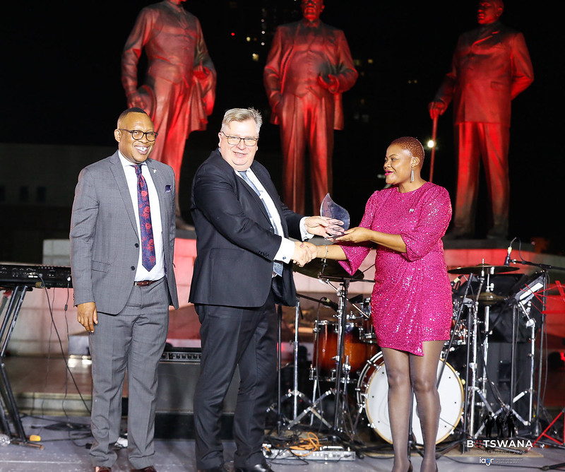 Atle Hamar mottek prisen av handels- og industriminister Beauty Manake og Caroline Kongwa i IAGR.