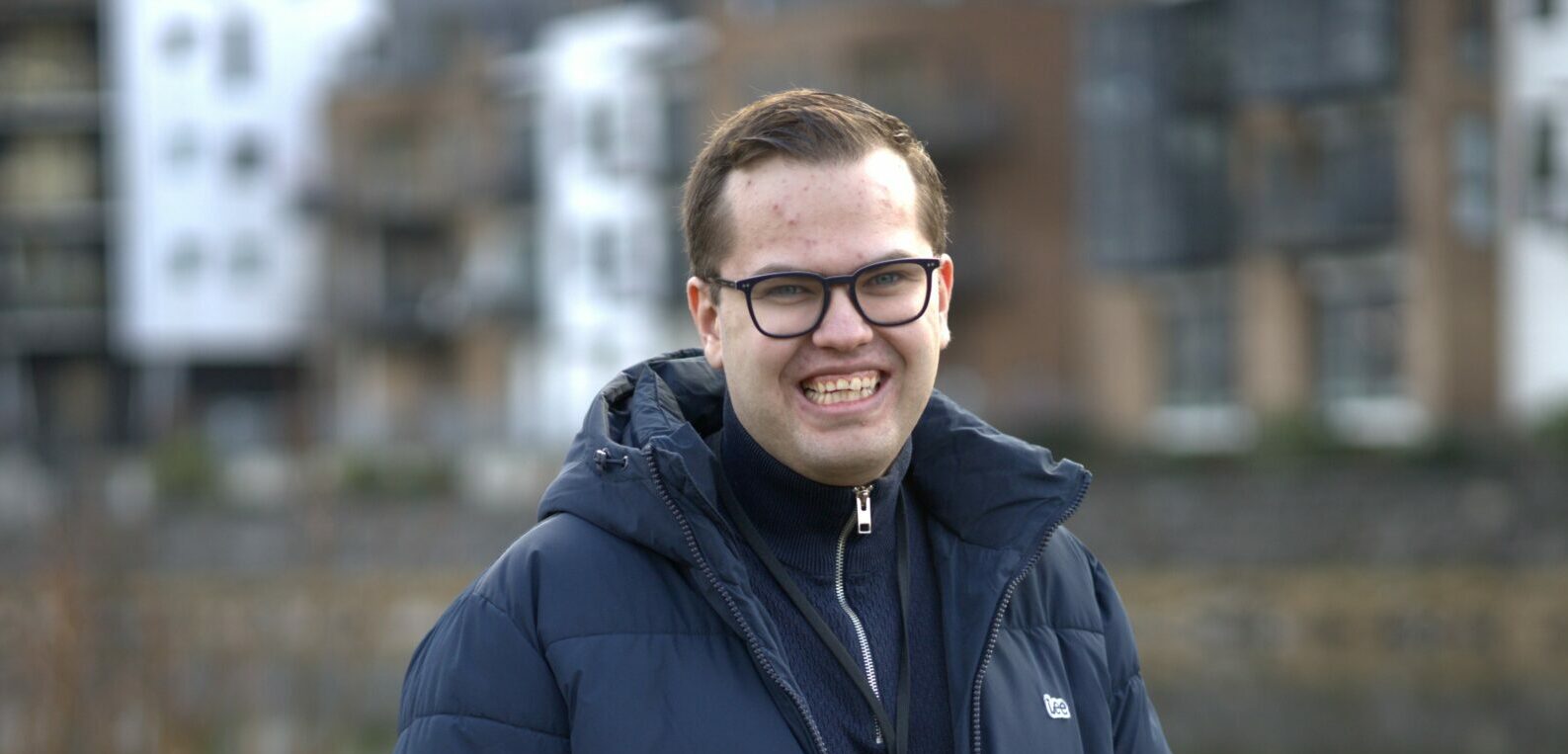 Trym Eiksen H&oslash;gelid st&aring;r framfor elva i F&oslash;rde og smiler