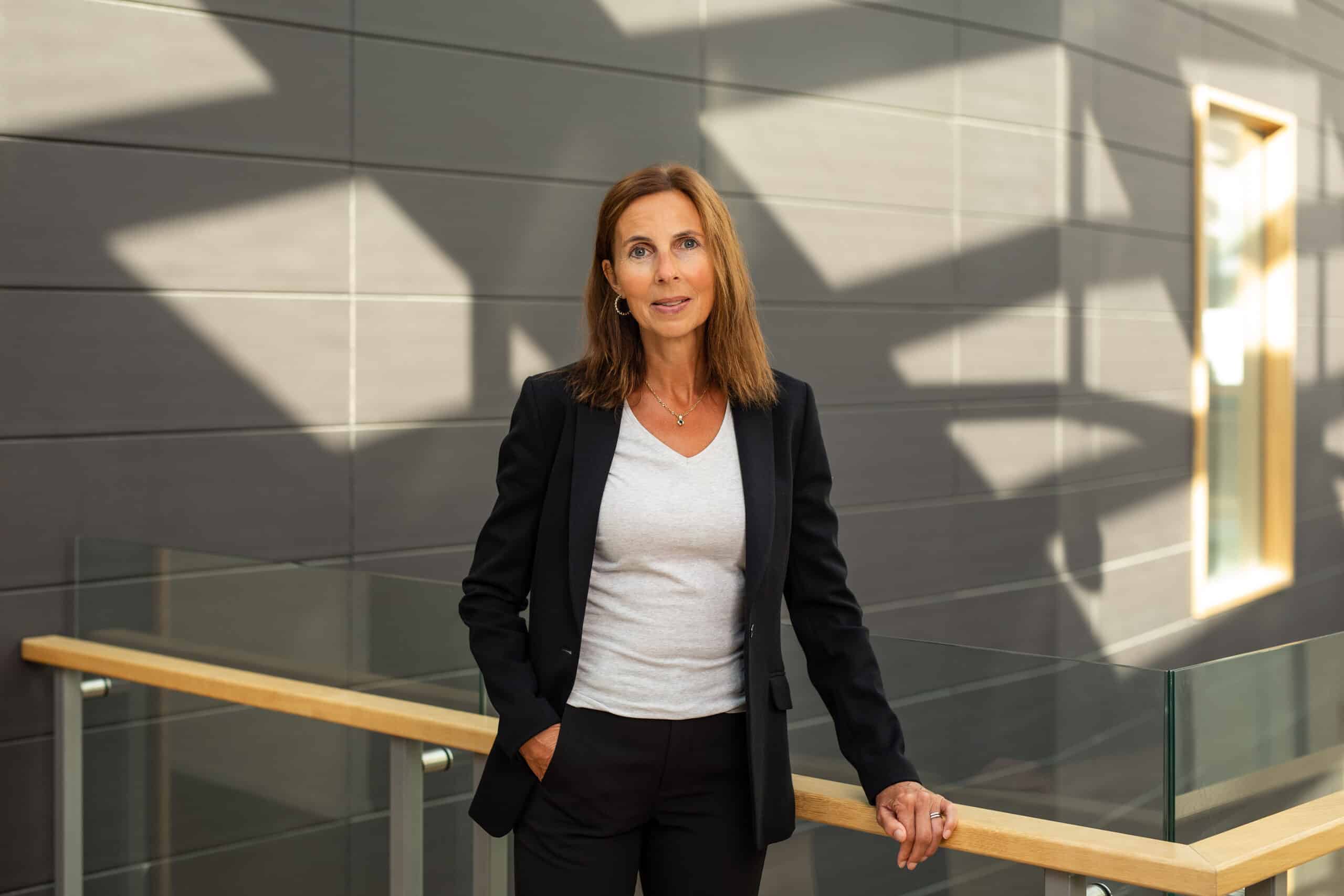 Bilde av Marianne Skjeldestad Hove med alvorleg fjes.