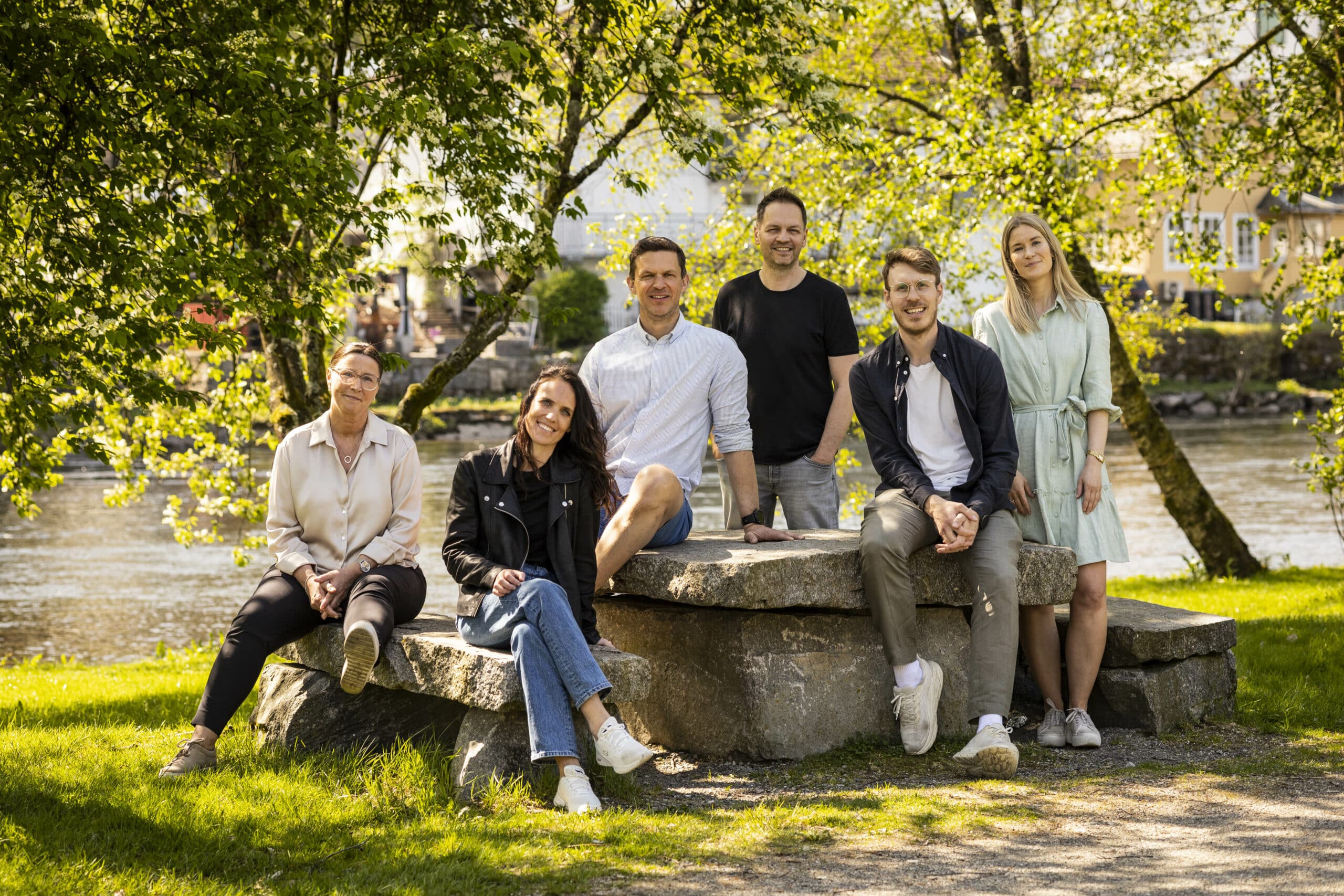 Bilde av ansatte i Lotteri- og stiftelsestilsynet ute i solen i parken