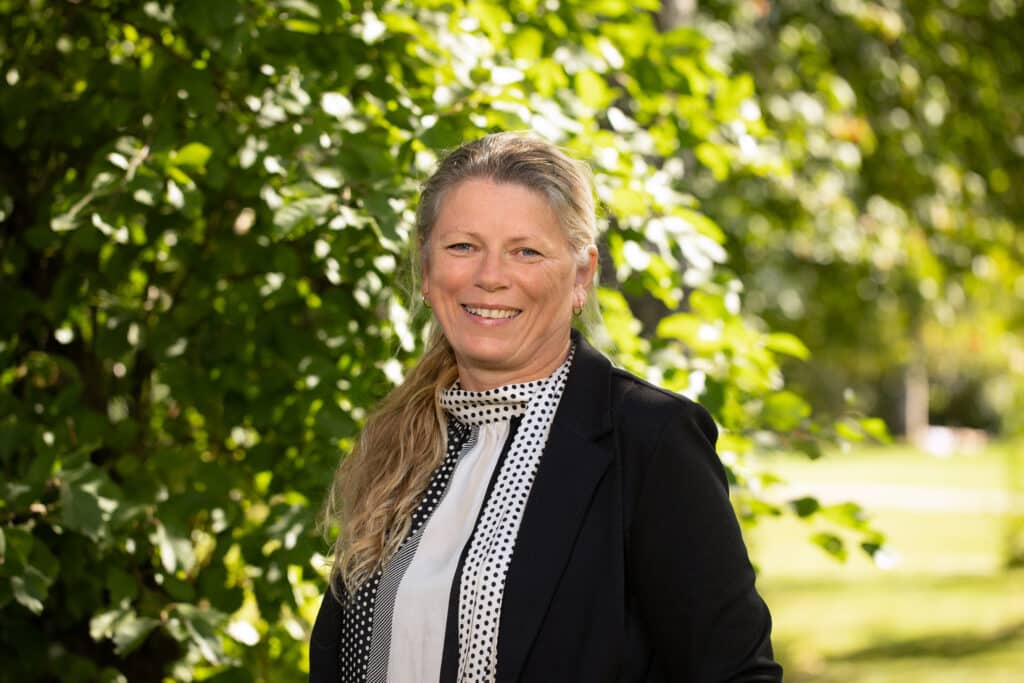 Portrett av kvinne i gr&oslash;nn natur.