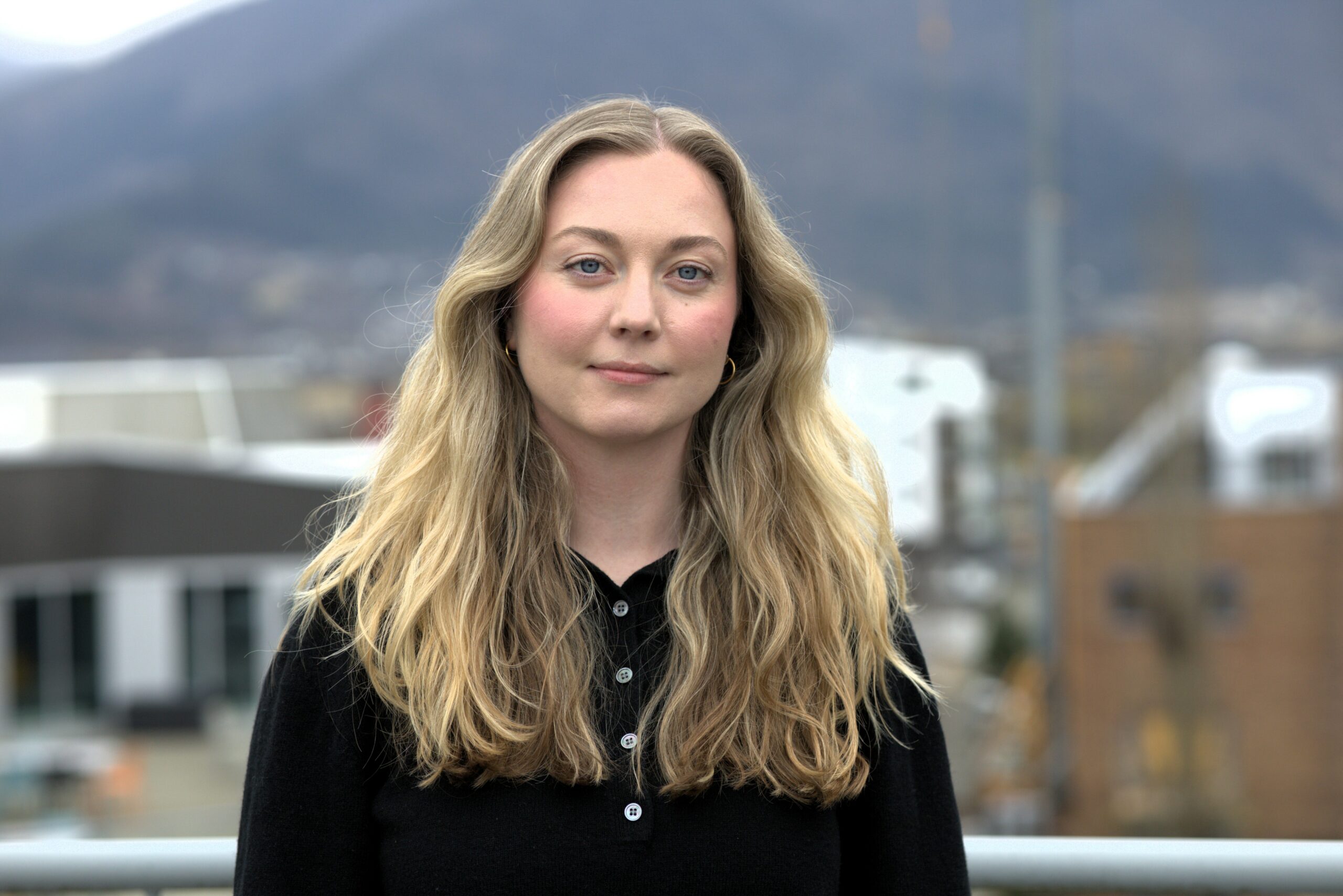 Bilde av Hedvig Inderhaug, som er jurist i Lotteritilsynet. Hun st&aring;r ute, og har p&aring; seg svart genser og har langt lyst h&aring;r.