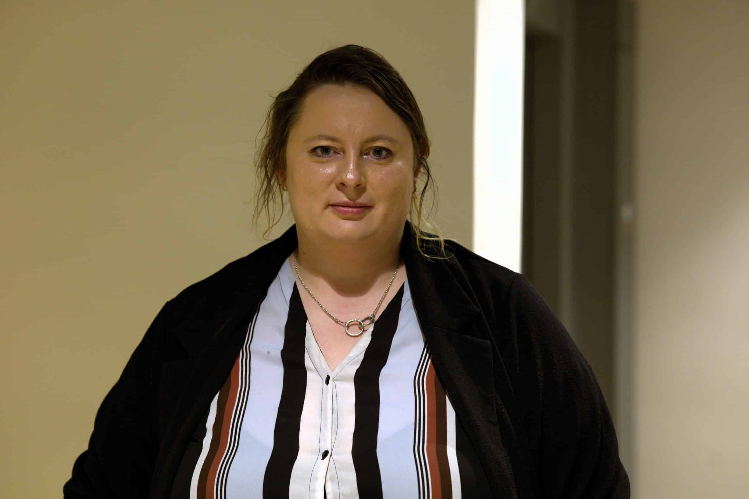 Bilde av Tatyana S&oslash;reide Klepaker. Hun er jurist i pengespillavdelingen. Hun har p&aring; seg en skjorte med lysebl&aring;, svarte og brune striper, og en svart jakke.